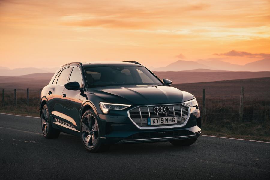  Audi e-tron 55 Quattro 2019 года  (UK) (фото 3 из 40)